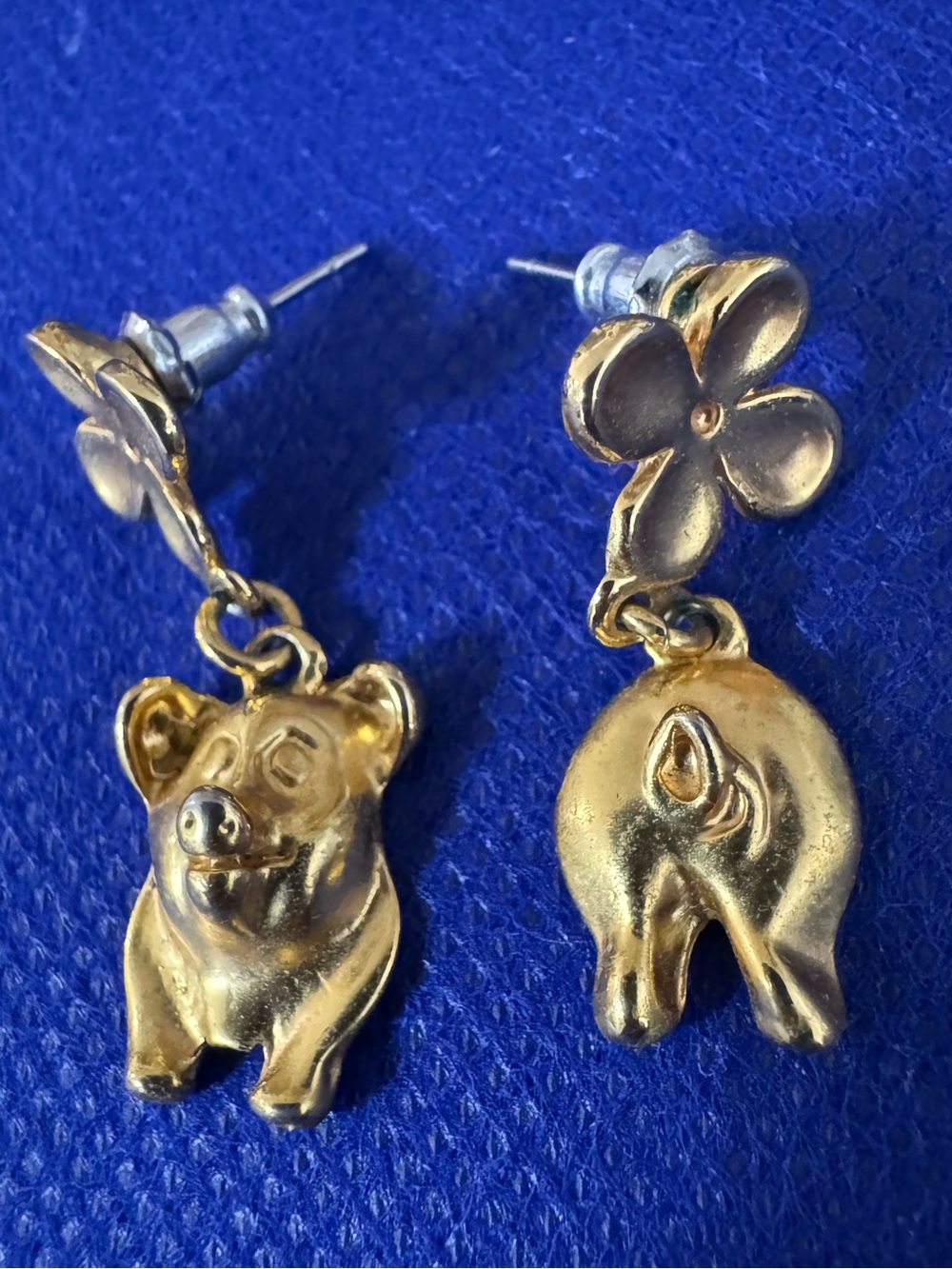 “Babe in the city” Gold Pig Dangle Earrings with Flower Stud -NWT in mesh pouch